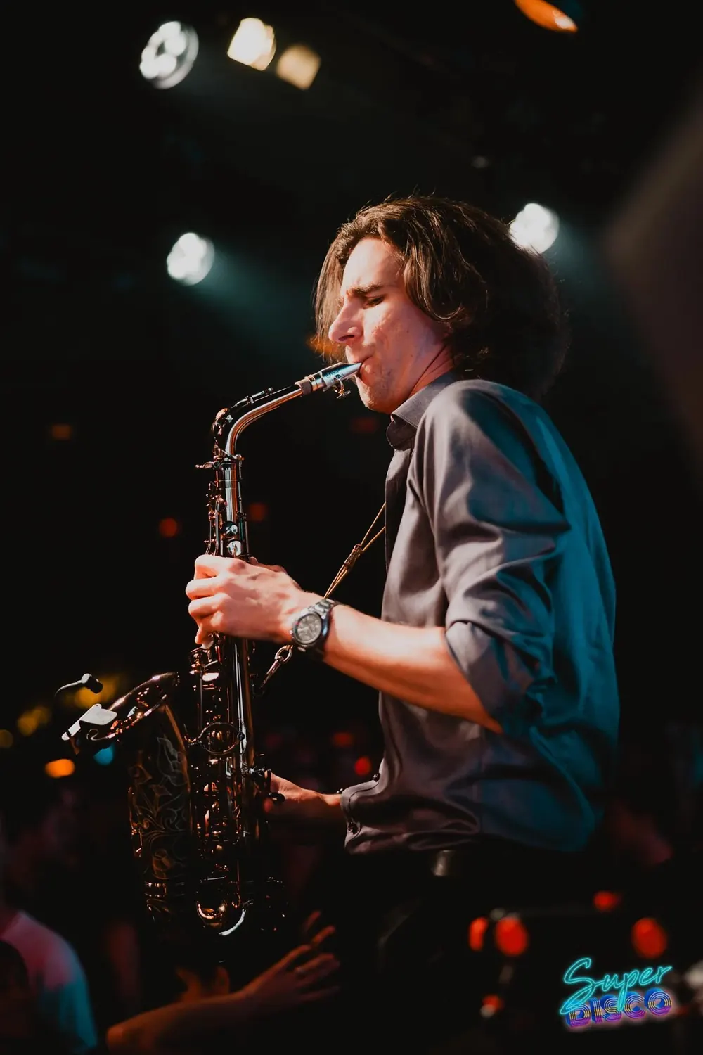 Saxophonist mit DJ live im Club