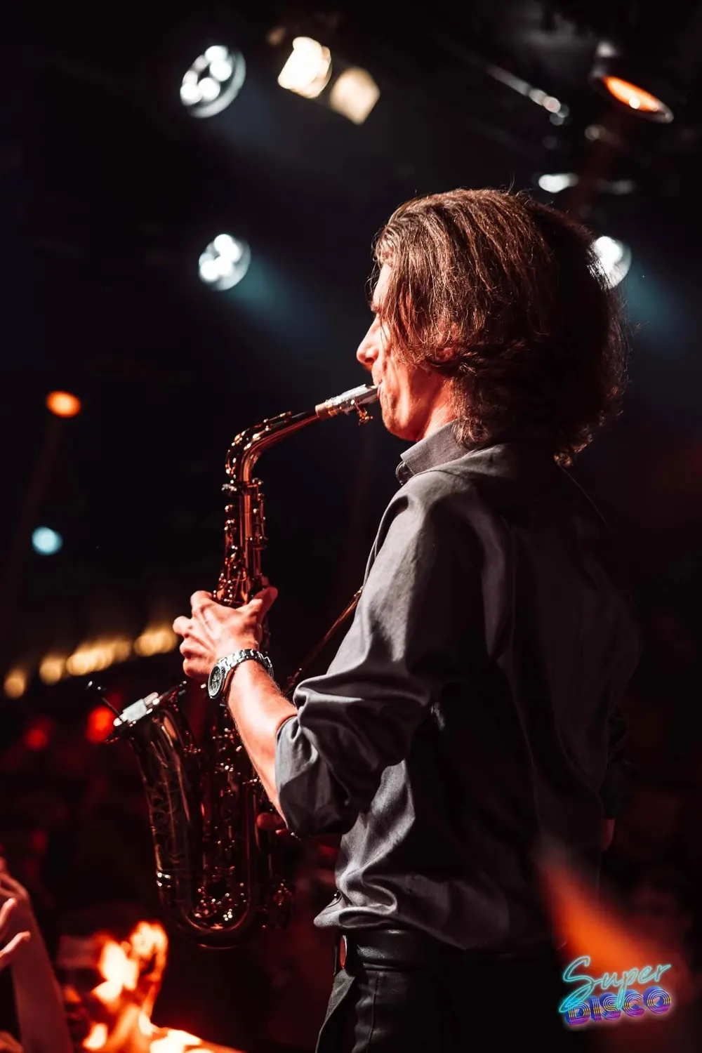 Saxophonist mit DJ live auf der Tanzfläche